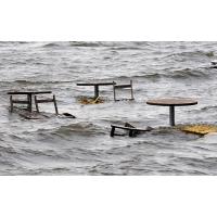 4864_0648 Tische und Stühle unter Wasser bei einer Sturmflut in Hamburg. | 